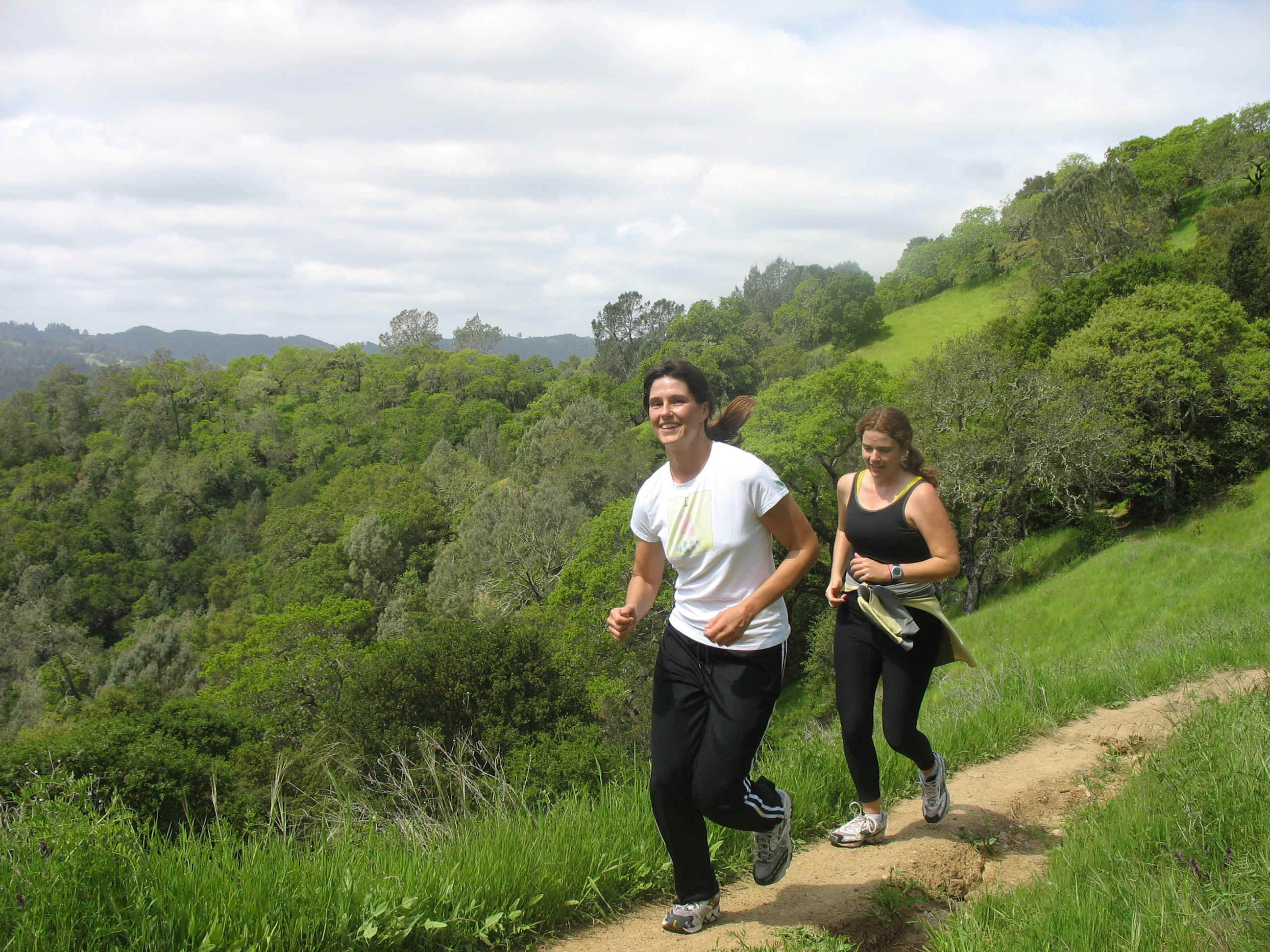 Jogging babes.jpg (883631 bytes)