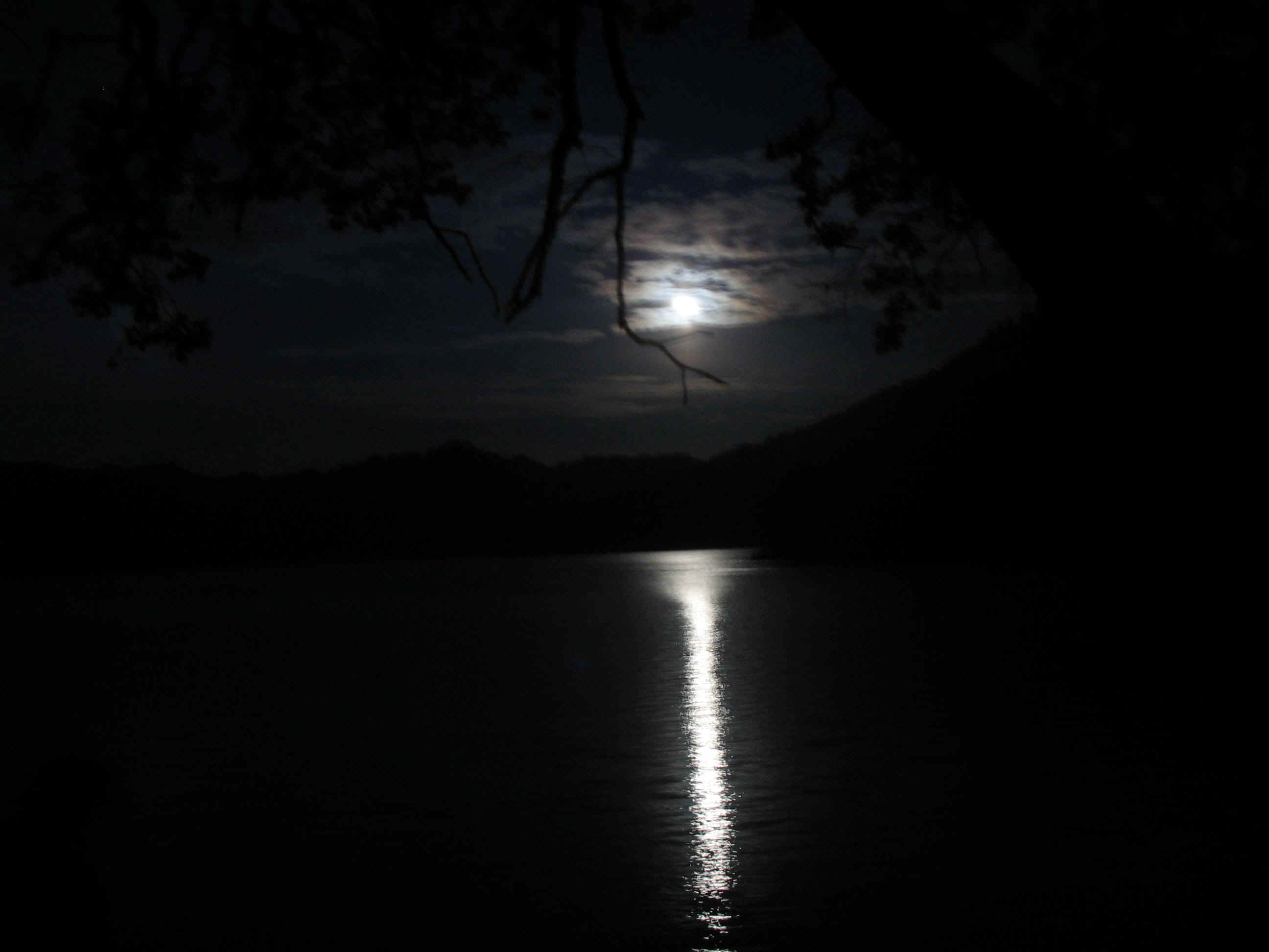 Moon-on-water.jpg (213662 bytes)